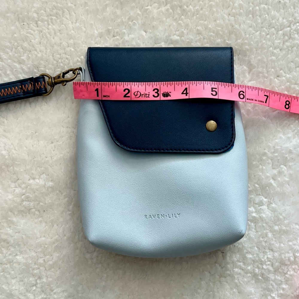 Raven + Lily x American Airlines Blue Vegan Leather Crossbody Pouch / Wristlet - Picture 5 of 6